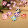 Acrylique Plastique Lucite 100pcs / lot 15mm Argile Polymère Miniature Frangipanier Plumeria Fleur Perles Fourniture Diy Boucle D'oreille Bracelet Faisant Des Accessoires De Cheveux 230809