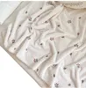 Decken Pucken Koreanische Babydecke Korallen Plüsch Bär Kaninchen Cartoon Stickerei Decke Neugeborenen Abdeckung Decke Kinder Quilt Handwagen Decke Z230809