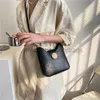 Draw String 2023 Neue koreanische Mode Frauen Eimer Bag Cross Body Bag große Kapazität Vielseitige Mode geprägte Umhängetasche Frauen Bagstylishdesignerbags