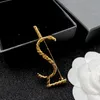 Dsigner stilfull brosch kvinnor trendiga bokstäver s 18k guldpläterad rostfritt stål enkla personliga tillbehör smycken