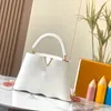 Le fond ondulé du créateur de mode Refresh conçoit un élégant sac à bandoulière 27X18X9 avec une coque en cuir.