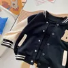 Jackor Spring Baby Boys Letters Baseball Jacket Kids Bomullskläder Barn College Style PLICLE Girls Varsity Bomber Ytterkläder Uniform 230808