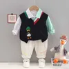 Kinder Trainingsanzug Designer Kleidung Drei Stücke Sets Für Jungen Cartoon V-ausschnitt Stricken Pullover Weste Kariertes Hemd Schwarze Hosen 2023 Herbst kinder Casual Kleidung