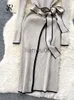 Temel gündelik elbiseler tekinli zarif örme parti elbise yarım yüksek yakalı uzun kollu yay bölünmüş kadın kıdemli fransa şık ince fit kazak elbisesi j2308009