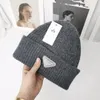 Gorro de designer de luxo bonés de caveira chapéus de inverno malha chapéu clássico casquette moda para homens mulheres outono/inverno lã unissex letra quente P