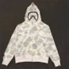 Una scimmia da bagno Autunno e inverno Testa di squalo da uomo e da donna Night Glow Camouflage Giacca maglione con cappuccio sottile Bathing Ape Hooded