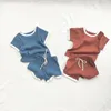 Giyim setleri Korean Ins Moda Yaz Bebek Katı Şeritli Pamuk Kısa Kollu Tişört Şort Seti Toddler Rahat Sevimli 2pcs Pijama Takım