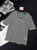 T-shirt da donna Designer Summer New Girls Style Temperamento Età ridotta Scollo a V con borchie T-shirt a maniche corte in seta a contrasto con lettere e diamanti LV0P