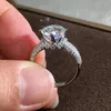 Conjunto de anéis de grupo HOYON com pétalas estilo diamante quebrado Moissanite de quatro garras Anel feminino Luxo Microconjunto de joias de noivado