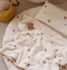 Decken Pucken Koreanische Babydecke Korallen Plüsch Bär Kaninchen Cartoon Stickerei Decke Neugeborenen Abdeckung Decke Kinder Quilt Handwagen Decke Z230809