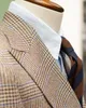格子縞の男性ウェディングスーツクラシックタキシードダブル胸肉ブレザーグルームウェアオス2 PCのためのノッチ付きラペルコートパンツカスタムメイド