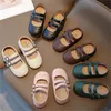2023 Nya babyflickor skor brittisk stil solid unisex ihåliga andningsskor barn spädbarn pu läder skor småbarn först vandrare pojke lägenheter
