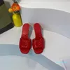 Pantofola in pelle Sandalo con lettere in metallo Designer Fashion Pantofole con tacco alto da 7,5 cm Scarpe eleganti da donna classiche Sandali estivi per il tempo libero all'aperto