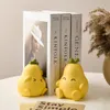 Dekorativa föremål Figurer Pastoral Pear Sculpture Creative Fruit Type Decor for Interiors Modern Hem Desk Crafts Book Stand 230809