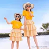 Roupas combinando para a família Roupas combinando para a família Verão, mãe, filha, vestido, camiseta, look familiar, pai, filho, camiseta + shorts, férias, casal, roupas combinando