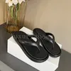 Designer Flip Flip The Row Sandals Women Slipper Płaski obcasy Platforma Platforma Platforma Tkanina Gumowe Kapcia Modne letnie na zewnątrz buty buty czarne białe sandały