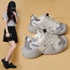 Sneakers för kvinnor sommaren 2023 mode mjuka botten plattformskor mesh pu tennis snörning andas casual kvinnor skor