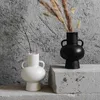 Spersonalizowane białe czarne wazony ceramiczne z podwójnymi uszami nowoczesne ręcznie robione dekoracyjne wazon kwiatowy biurka do dekoracji domowej HKD230810