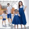 家族を一致する衣装の夏の家族をマッチする衣装母Tシャツドレス父息子コットンシャツショーツホリデーカップル旅行服R230810