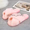 Slippers winter vrouwen huis slippers faux bont mode warme schoenen vrouw slip op flats vrouwelijke glijbanen zwart roze gezellige huis harige slippers j230810