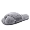 Slippers winter vrouwen huis slippers faux bont mode warme schoenen vrouw slip op flats vrouwelijke glijbanen zwart roze gezellige huis harige slippers j230810