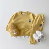 衣類セット韓国幼児の男の子の男の子ギルズ服セット基本的な綿刺繍入り熊スウェットジョガーパンツセットキッズスポーツスーツ服230809