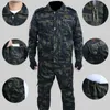 Mänens spårningsdräkter Spring och Autumn Camouflage Suits Outdoor Sports Overaller Bär resistent Labor Insurance Set 230809