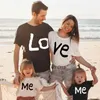 Семейные подходящие наряды Tshirt Mother Kids Love Me Print Family Matching Outfits Cotton Family Clothing Setts, соответствующие Матери -дочери Семья, выглядит вершина R230810