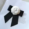 Stift broscher koreanska tyg bowknot slips brosch camellia blommor fluga cravat skjorta krage stift mode smycken för kvinnor tillbehör hkd230807