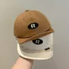 Bollmössor vår sommar baby hatt fast färg baby flicka pojke baseball cap r brev mjuka takfot justerbar barn sol hatt 230809