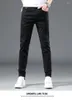 Jeans da uomo grigio scuro per abbigliamento da uomo pantaloni strappati lavati in denim elastici dritti retrò abbigliamento casual pantaloni a matita tagliati