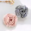 Stift broscher koreanska siden garn tyg blomma brosch skjorta lapel stift och broscher elegant kapp tröja badge lyxkläder kvinnor tillbehör hkd230807