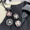 Pins broszki vintage perłowe bawełniane bawełniane broszki kwiatowe luksusowy projektant elegancki dojrzałą postać Zespół Zespół Pin dla kobiet HKD230807