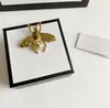 Marka marki litera stalowa broszki pieczęć Kobiety luksus 18 -karatowy złota plastowane pszczoły brązowe brązowe odzież Pinsy modne akcesoria weselne biżuteria no pudełko