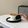 Canecas Moda Simples Série Preto e Branco Botão de Cerâmica Caneca de Segurança Chá da Tarde Xícara de Café com Leite Pires Conjunto Requintado Caixa de Presente