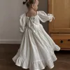 Flickor klänningar våren Autumn Girl Kid Sweet Solid Ruffle Puff Sleeves Lolita Dress Children Casual Cotton Linen Princess Baby Clothes 230810