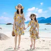 Dopasowanie rodzinnych strojów letnia plażowa rodzina pasują do strojów matka córka kwiecista sukienka tata syn krótkie