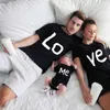 Семейные подходящие наряды Tshirt Mother Kids Love Me Print Family Matching Outfits Cotton Family Clothing Setts, соответствующие Матери -дочери Семья, выглядит вершина R230810