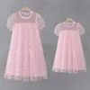 Familjmatchande kläder 2023 Moderdotter Matchande klänningar Familj Mesh Mamma Baby Mommy and Me kläder Kort ärm Kvinnor Girls Outfits R230810