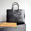 Aa Arco Tote Bag Hand Woven Canvas Luxury Designer Handbag Nappa Weaving Handbags Bottega v Large Capacity Beach Cowhide Underarm Bag Work Travel Shopping Totes RF2C