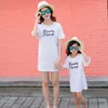 Passende Familien-Outfits, passende Familien-Kleidung, Sommer, weißes T-Shirt für Mama und Tochter + Spitzenrock, Kleidung für Mama und mich, passende Familien-Outfits, Rock für Kinder und Mädchen