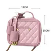 Bolsa de maquiagem de designer Mini bolsa de cosmética Mulheres rosa Mulheres CC Cadeia bolsas de ombro que viajam de banheiros de alta qualidade Capacidade de lavagem Carteiras do Mensageiro 8029