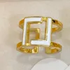 Ladies 18K Golden Flated Ring Brand خطاب الربط رسائل معدنية بسيطة تم تجويفها خارج حلقة النحاس الخمر