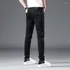 Jeans da uomo grigio scuro per abbigliamento da uomo pantaloni strappati lavati in denim elastici dritti retrò abbigliamento casual pantaloni a matita tagliati