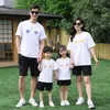 家族を一致する衣装の家族マッチ衣装綿Tシャツキッズママ娘キッズレターハートプリント親子服の夏のティー