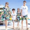 Familjmatchande kläder Familj Matchande kläder Summer Mother Daughter Beach Dresses Dad Son T-shirt+Shorts Family Look Par Matchande kläder R230810