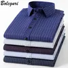 Camisas casuales para hombres Tallas grandes Camisas de algodón para hombres Camisa casual de negocios de alta calidad Slim Fit Camisa de manga larga a rayas para hombre Vestido formal de oficina 230809