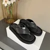 Designer Flip Flip The Row Sandals Women Slipper Płaski obcasy Platforma Platforma Platforma Tkanina Gumowe Kapcia Modne letnie na zewnątrz buty buty czarne białe sandały