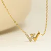 Pendanthalsband Enkel design Elegant Double V Zircon Necklace Titanium Steel Platerat med 18K Gold Choker Women Party Jewelry Gift