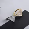 女性デザイナーリング上品なディアマンテトライアングルリングシックチャームダイヤモンドが18Kゴールドメッキリングジュエリーを開きました